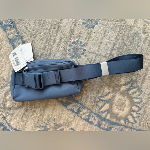 Lululemon Everywhere Belt Bag 1L Washed Denim - Picture 6 of 8